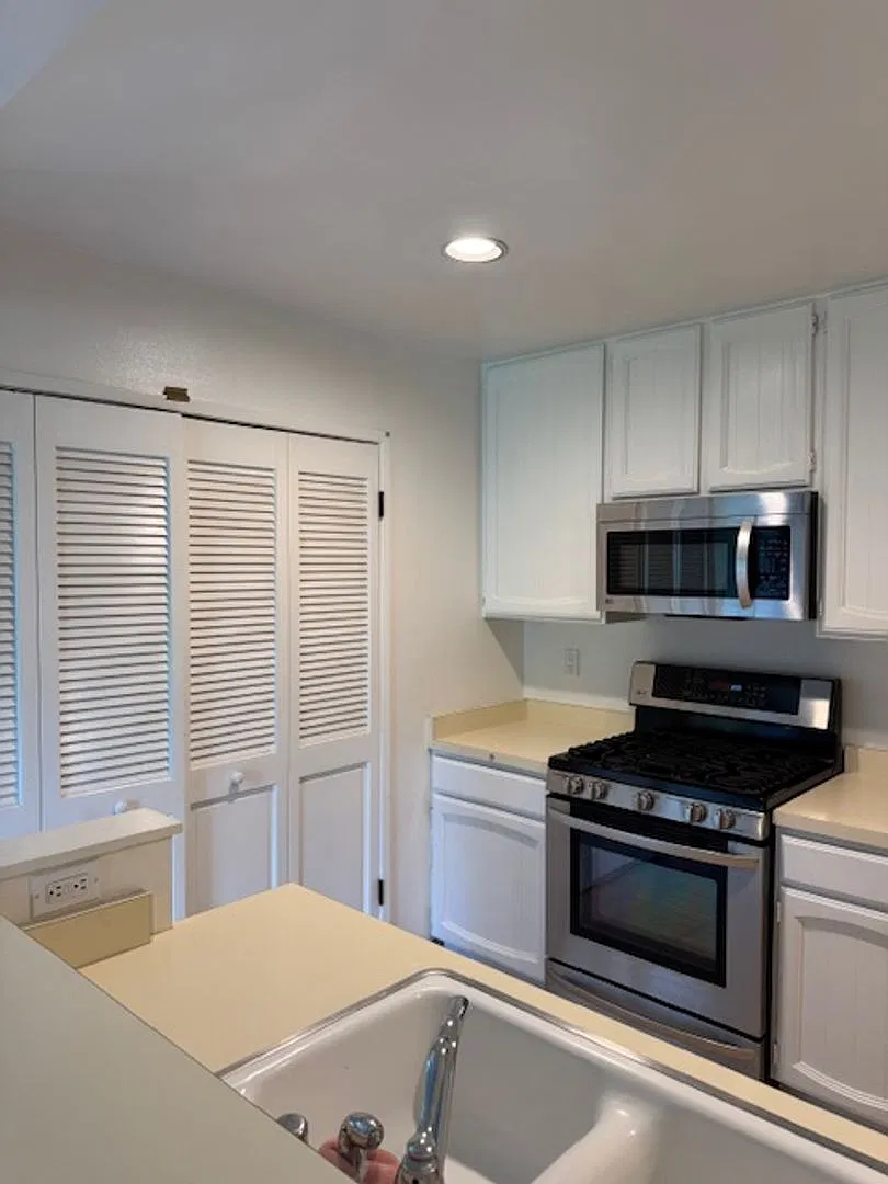 Beautiful 2 Bedroom, 2 Bathroom Townhouse — Photo 3