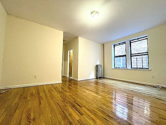 4th image of 585 Isham St APT 4g