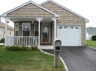 24 Willow Ct, Manorville, NY 11949
