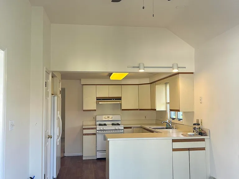 465 Adrian Ave — Photo 5