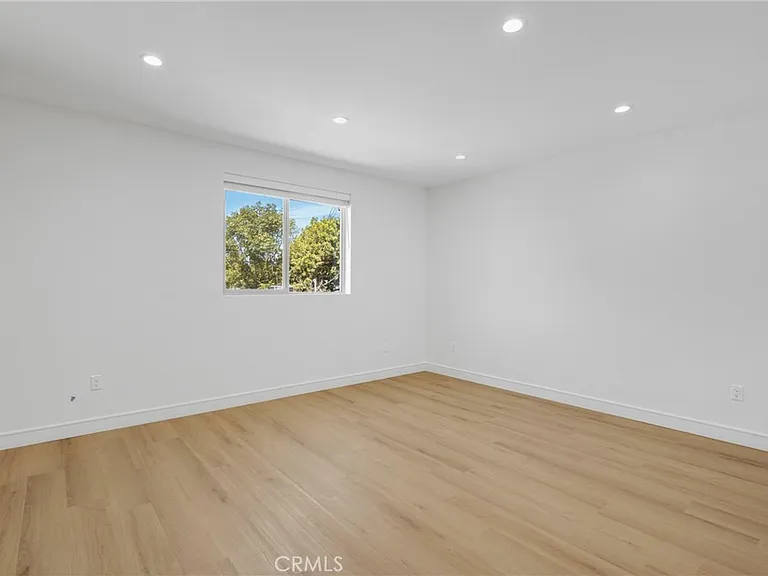 4853 Woodman Ave — Photo 14