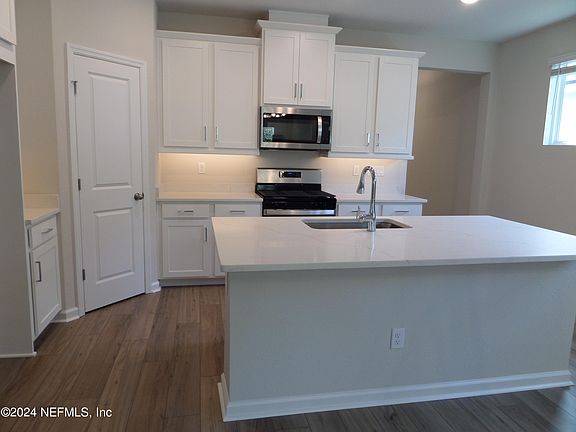 3rd image of 116 LOCHLOOSA Court