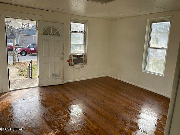 3rd image of 507 E 6th St