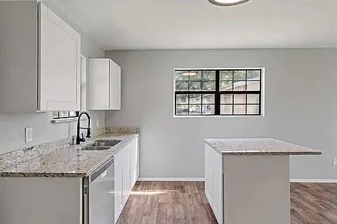 621 W 9th St — photo 6