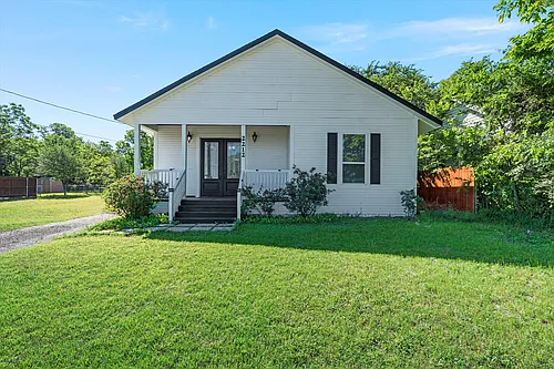 2212 Clay Ave Photo 1