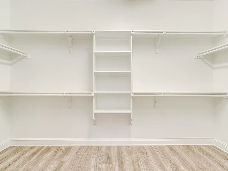 9836 Derbyshire Dr — Photo 25