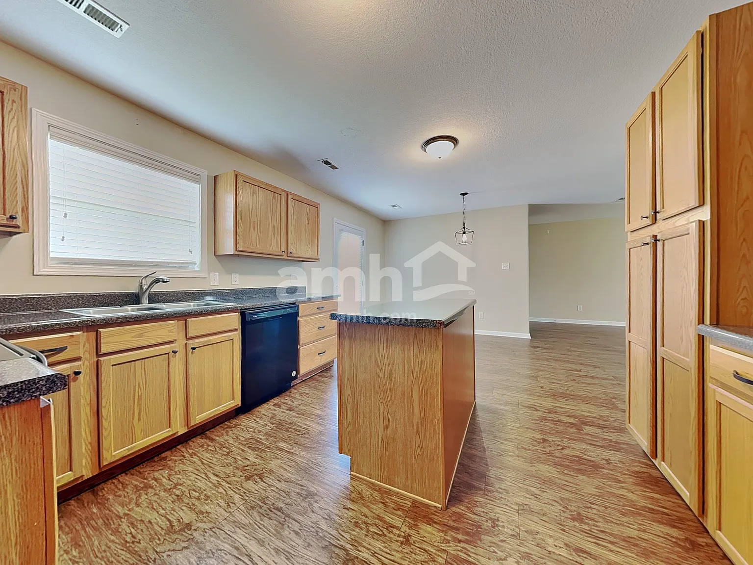 3 bed, 2.5 bath, 1700 sqft, $2,325 — Photo 4