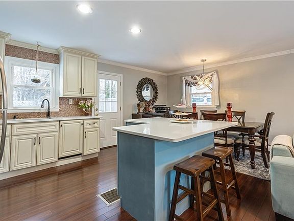 4th image of 251 Buttonwood Ave