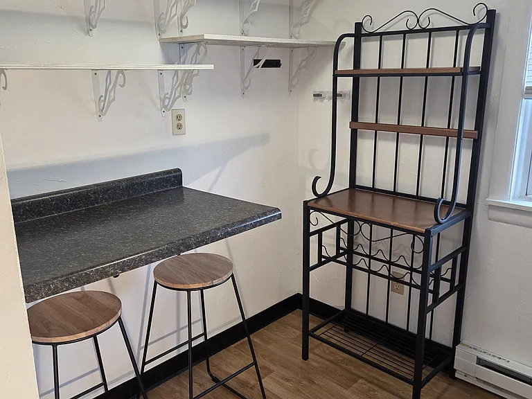 130 Karen St #4 — Photo 5