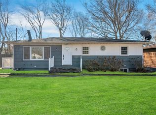 30 Beacon St, Shirley, NY 11967