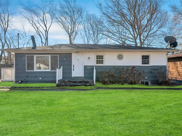 30 Beacon Street, Shirley, NY 11967
