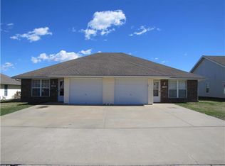 720 Meadow Ln, Peculiar, MO 64078