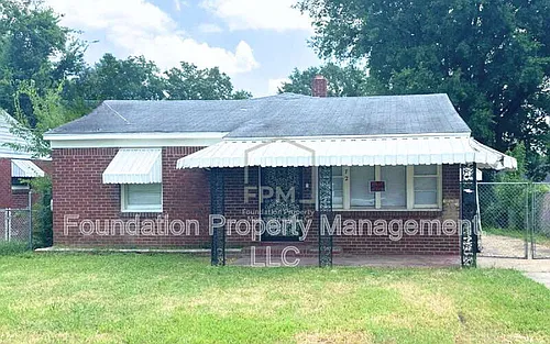 672 Carpenter St Photo 1