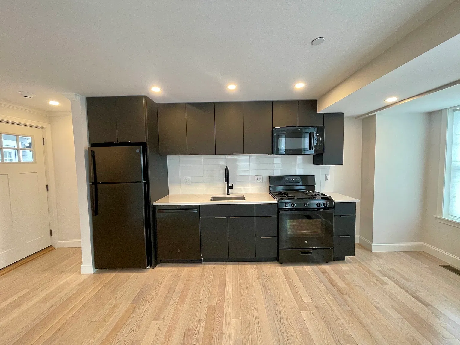2 bed, 1.5 bath, 800 sqft, $3,400 — Photo 4