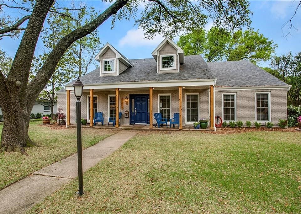 New Listing in Richardson steps from Mimosa Park & Mohawk Elementary. Total Renovation and 2nd Story Addition has all of the "wow" factors new construction buyers are looking for.