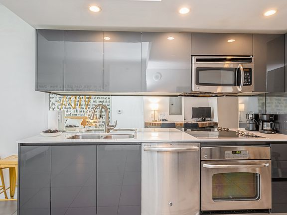 5th image of 31 SE 6th St APT 605