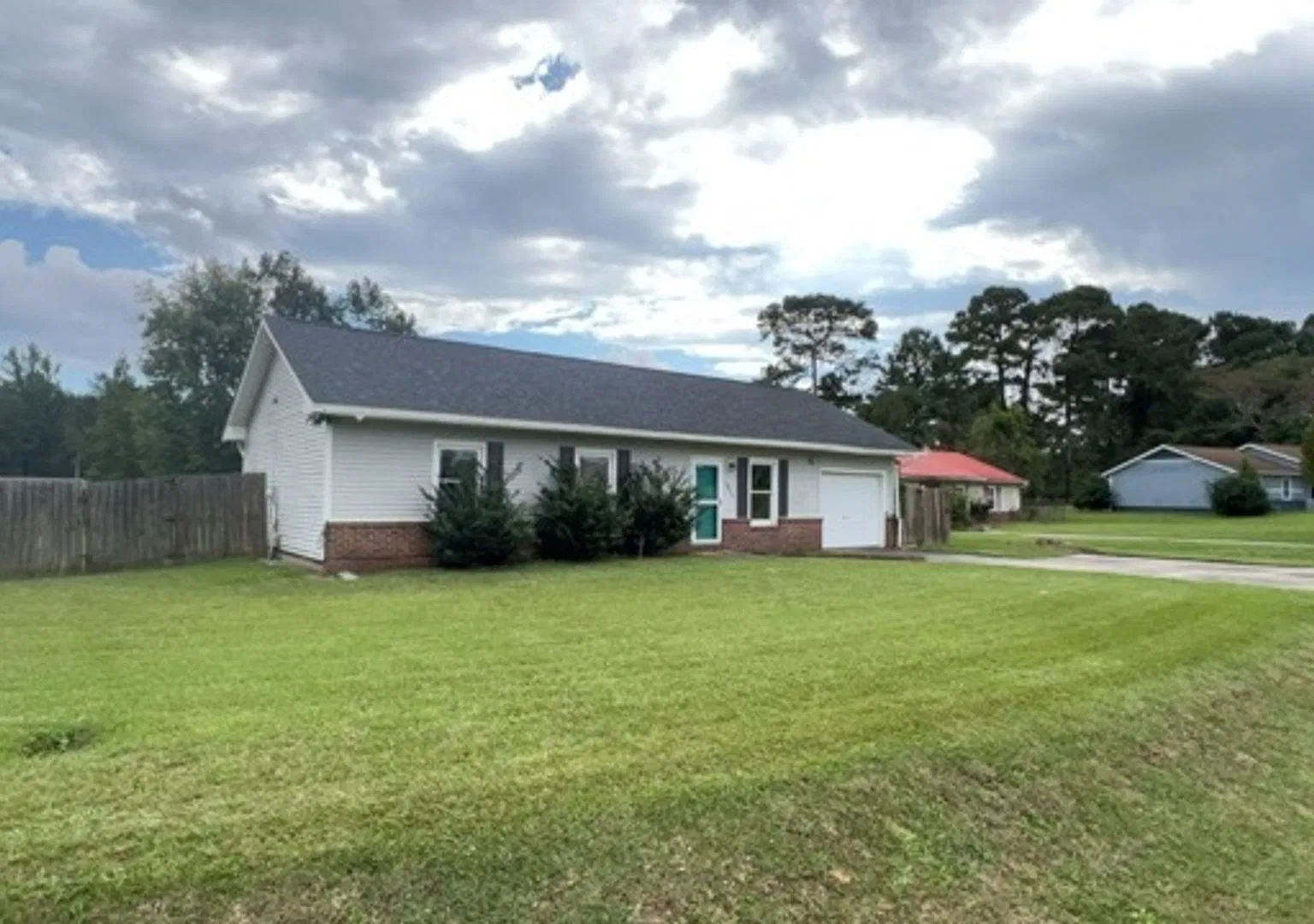 Charming 3-Bedroom Home with Fenced Yard Near Camp Lejeune — Photo 2