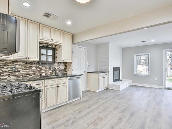 4th image of 3571 University Dr