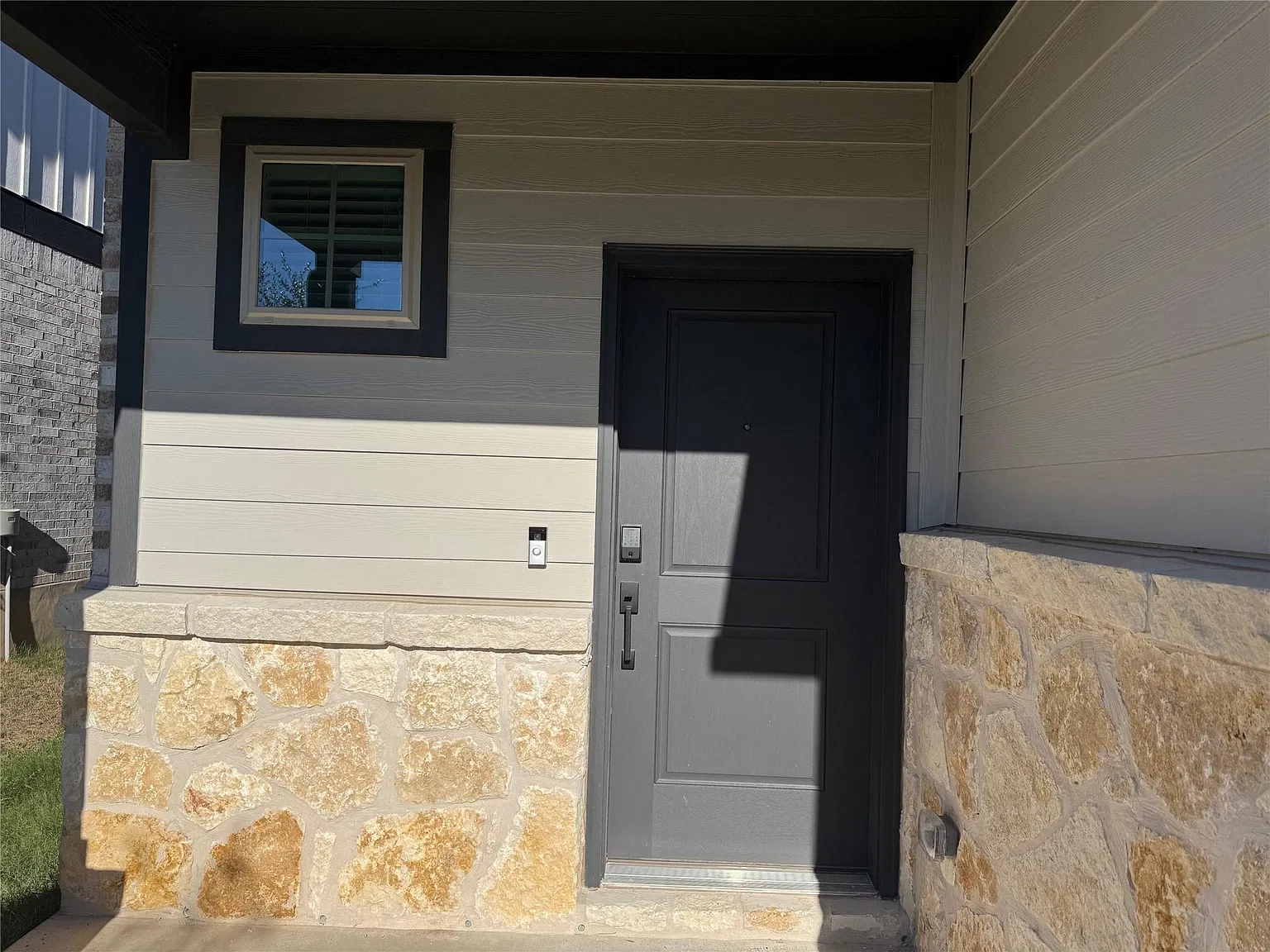 4 bed, 3.0 bath, 2353 sqft, $2,395 — Photo 2