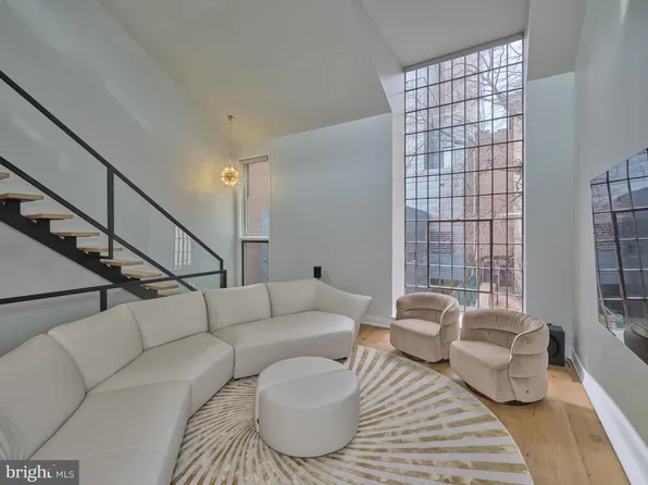 18 Saint James Ct, Philadelphia, PA 19106