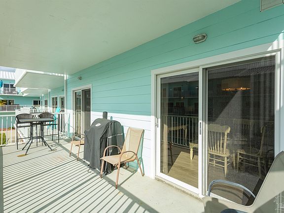 4th image of 960 Sound Harbor Cir
