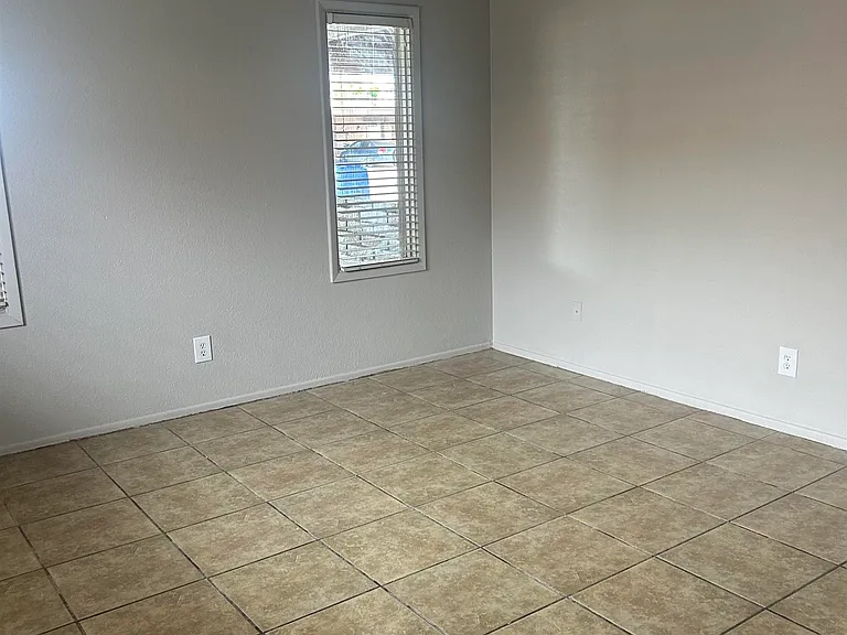 143 W 27th Pl — Photo 2