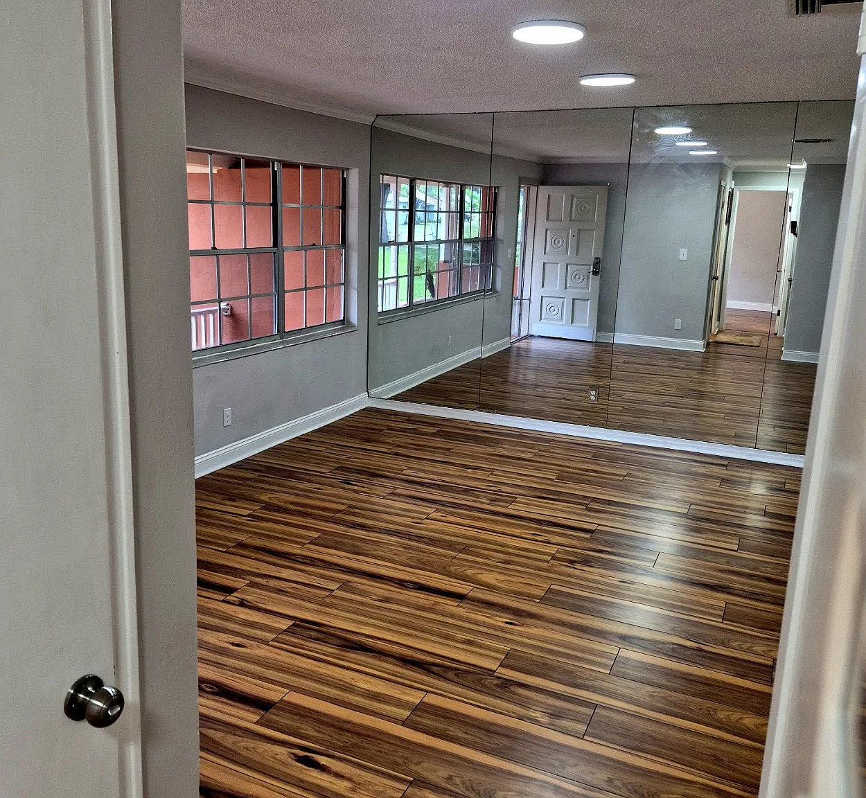 4310 S Thatcher Ave — Photo 3