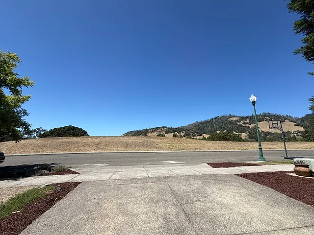 3 bed, 2.5 bath, 2601 sqft, $4,500 — Photo 3