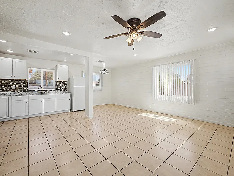 2433 E Cameron Vis — Photo 22
