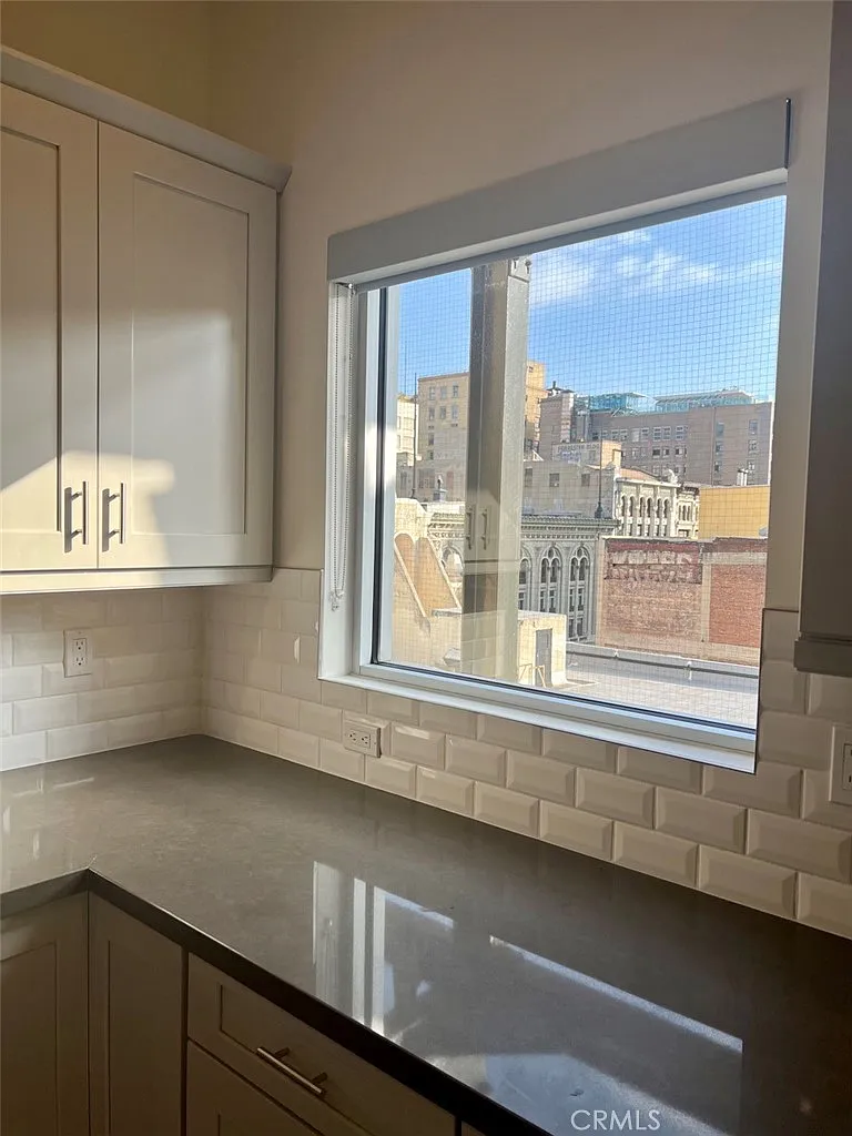 Studio, 714 sqft, $2,000 — Photo 2