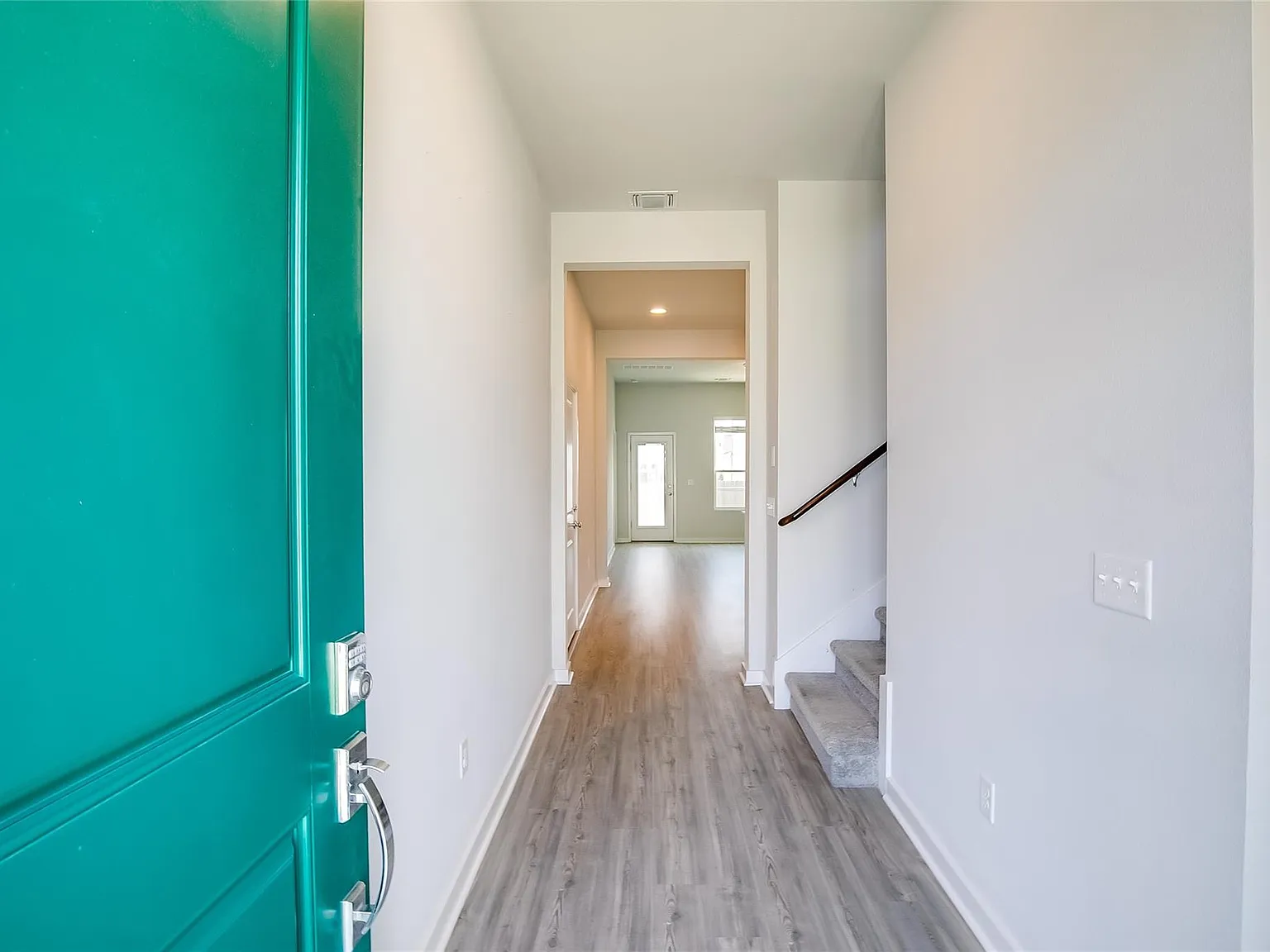 3 bed, 2.5 bath, 2073 sqft, $2,400 — Photo 4