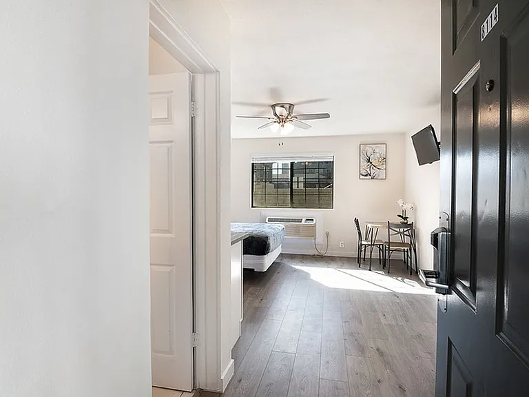 Royal Viking Apartments — Photo 10
