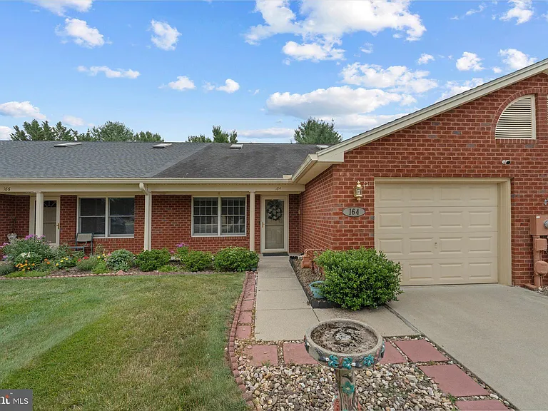 164 Chantilly Ct — Photo 2