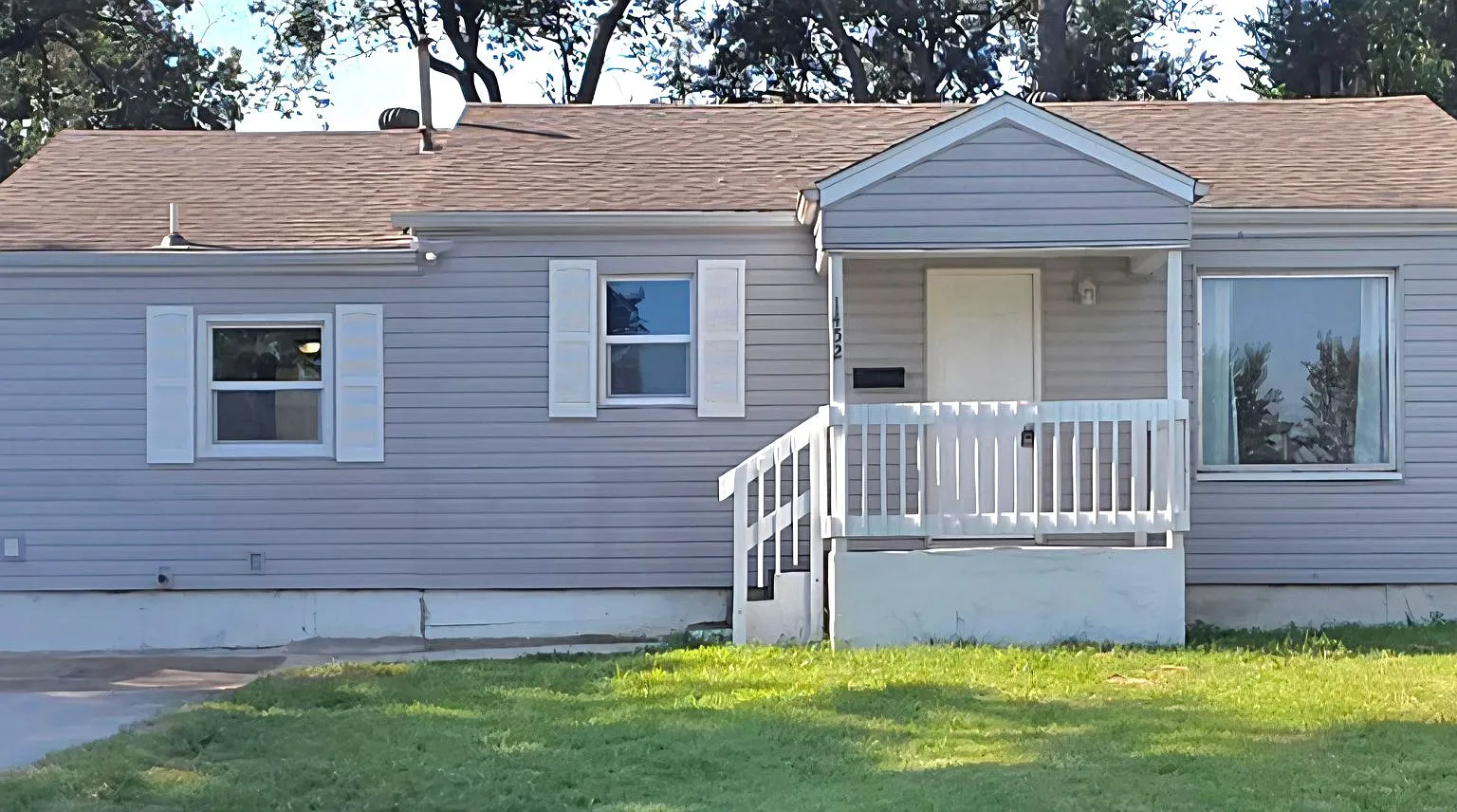 Remodeled 2 Bedroom, 2 Living Areas! $925 — Photo 1