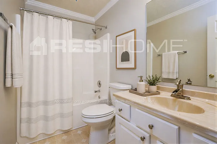 6285 Hampstead Ln — Photo 12
