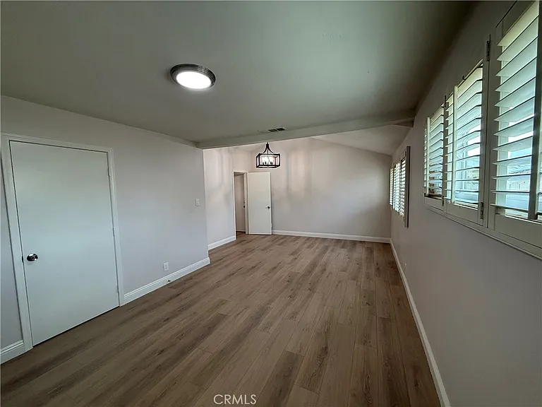 5621 Kenwood Ave — Photo 15
