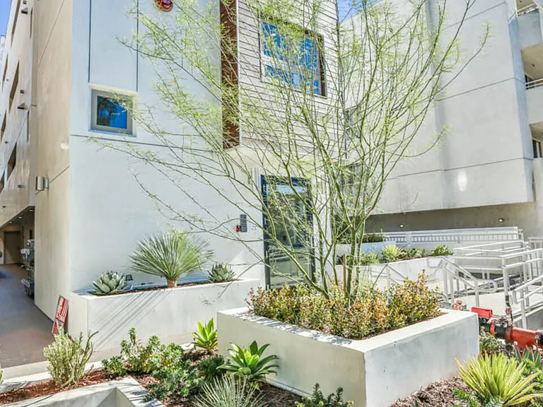 1424 S Bentley Ave #101 — Photo 16