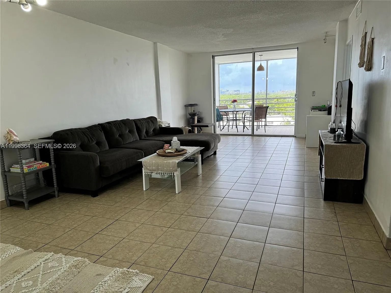 Eastern Shores White Hous — Photo 4