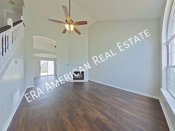 3rd image of 924 Village Ln