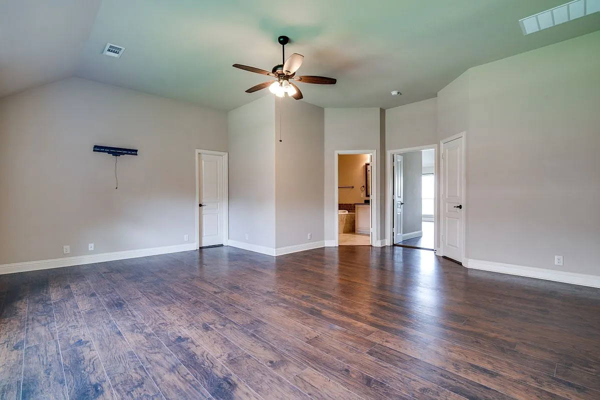 3 bed, 2.0 bath, 2702 sqft, $2,500 — Photo 4
