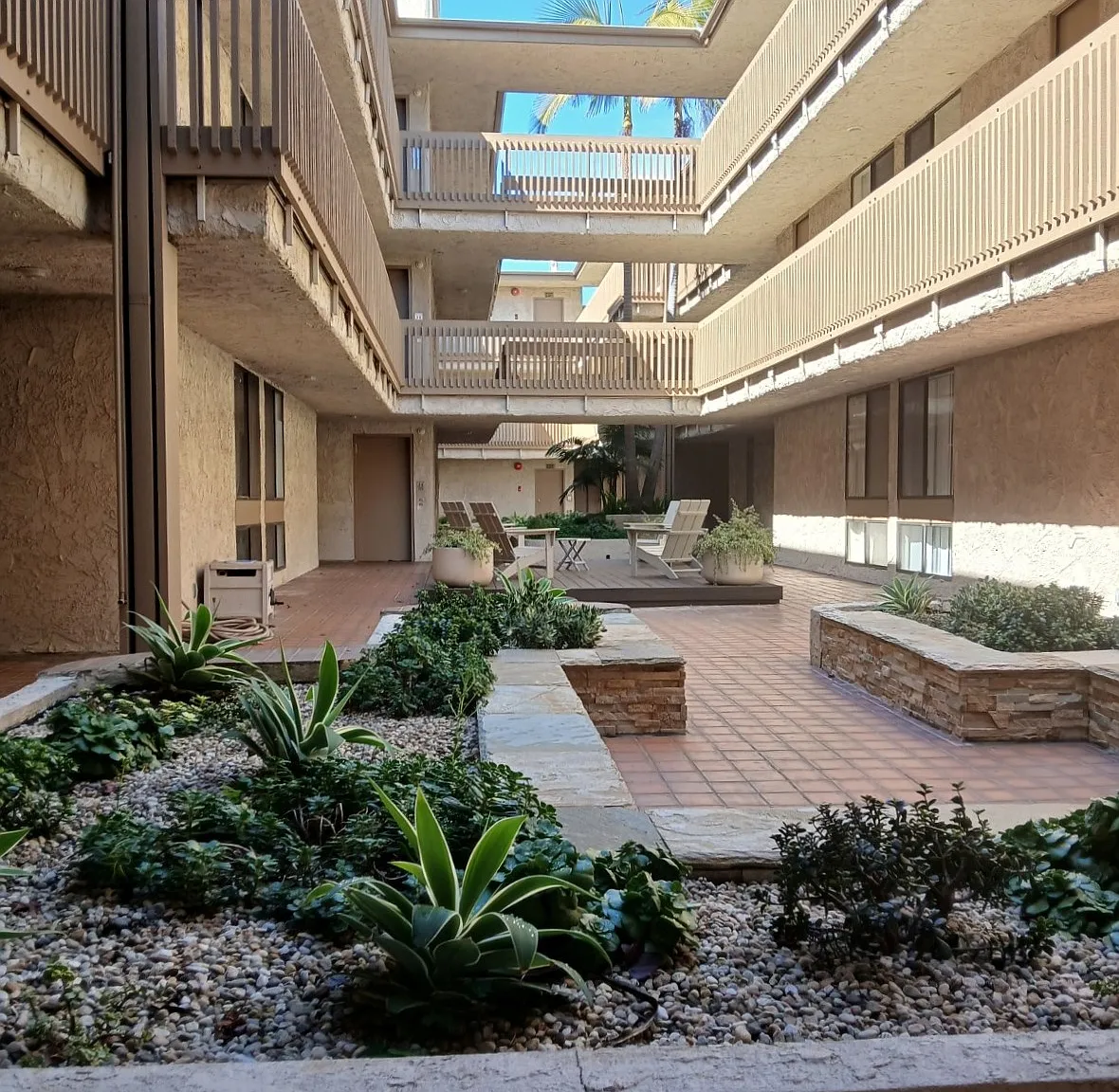 1414 Greenfield Apartments — Photo 4