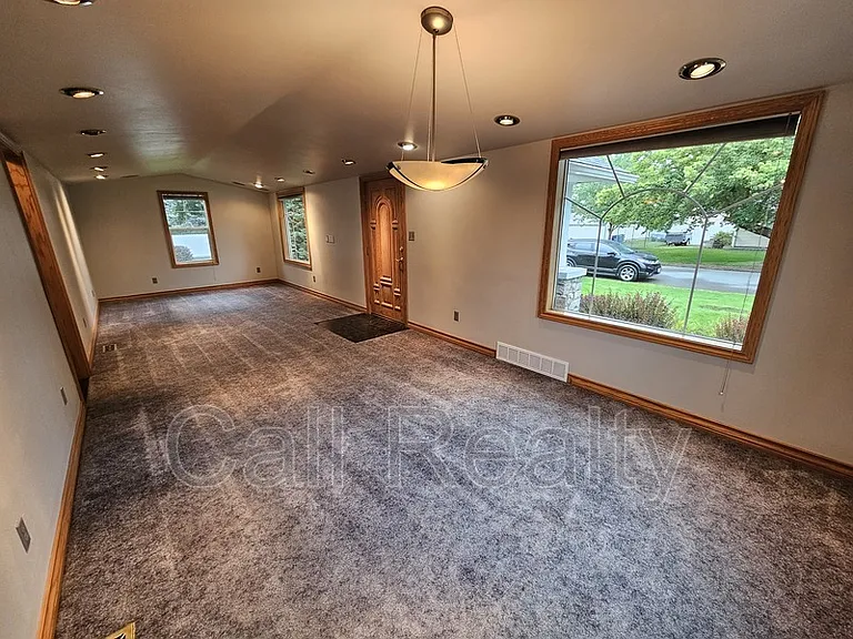 10401 E Valleyway Ave — Photo 2