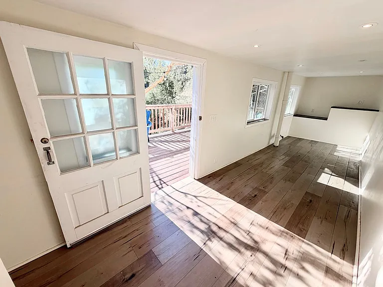 345 Crane Blvd — Photo 53