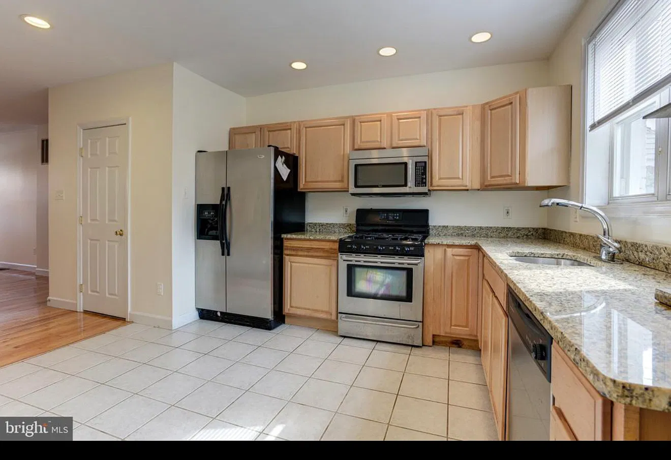 3 bed, 1176 sqft, $2,450 — Photo 4