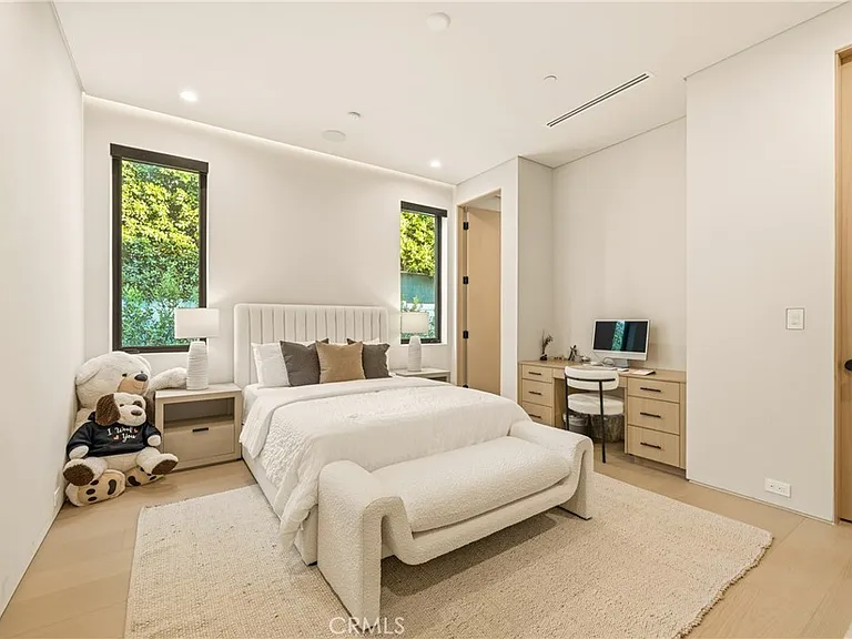 22924 Erwin St — Photo 37