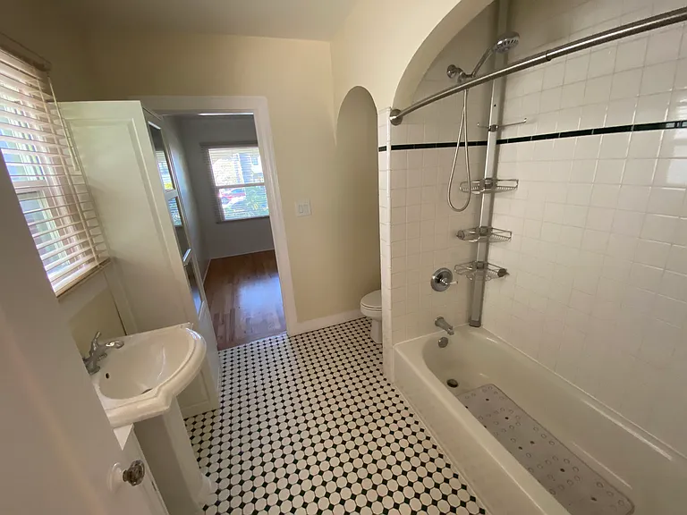 1057 E Main St — Photo 14