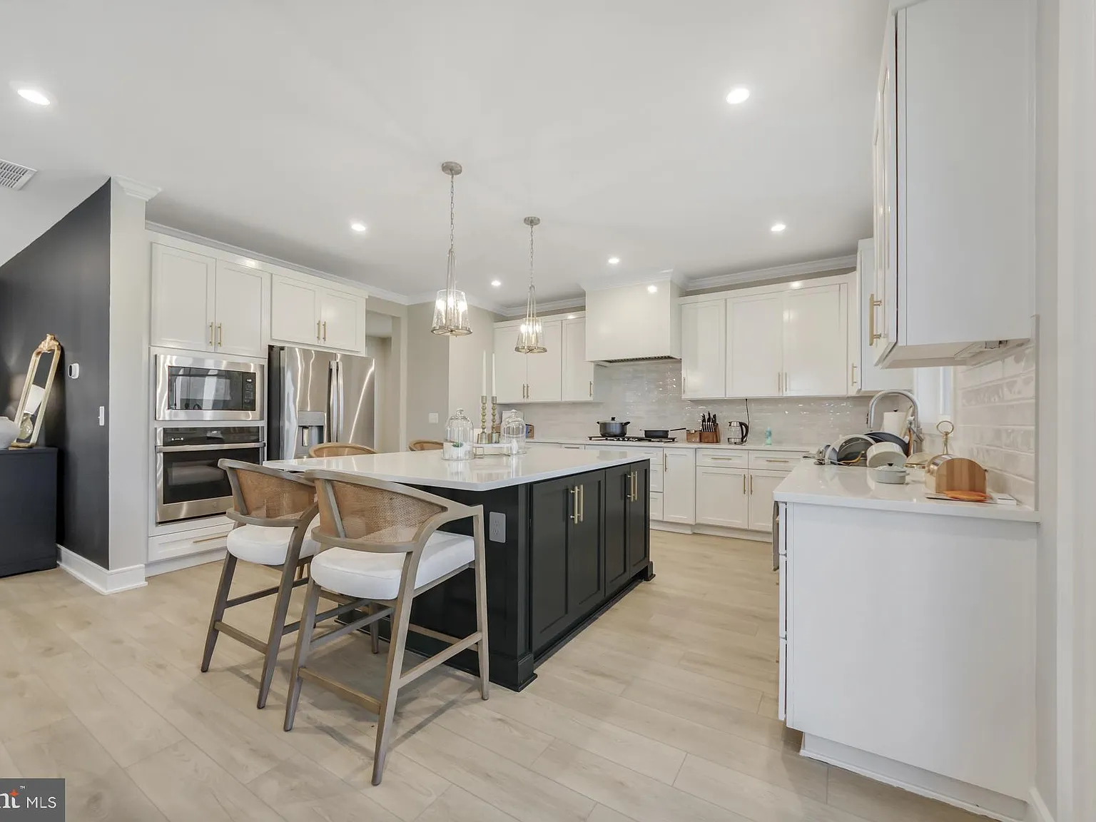 6 bed, 5.5 bath, 4753 sqft, $6,500 — Photo 3