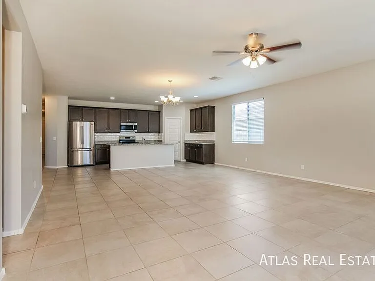 18660 W Robin Ln — Photo 2