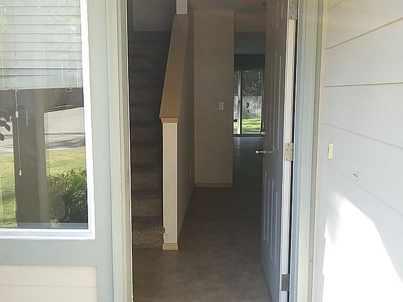 Two story unit, upstairs 2 bedrooms, 2 full bathrooms and laundry room, downstairs living room, dinning room, kitchen and powder room.