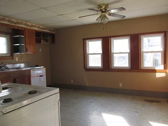 3rd image of 202 Market St